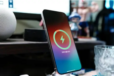 文殊镇苹果15换屏服务分享用什么充电器给iPhone15充电更好 